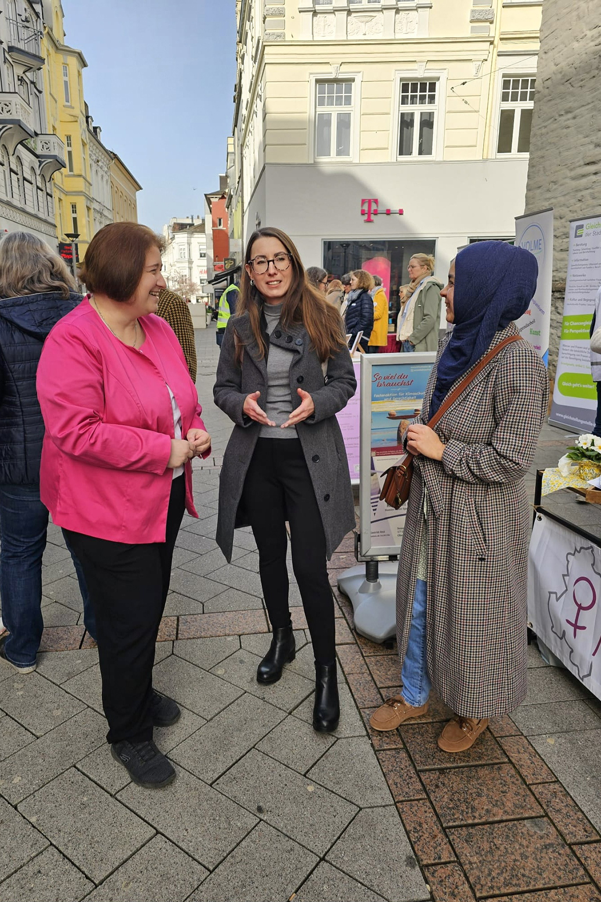 Gespräche am Aktionsstand zum Internationalen Frauentag 2026