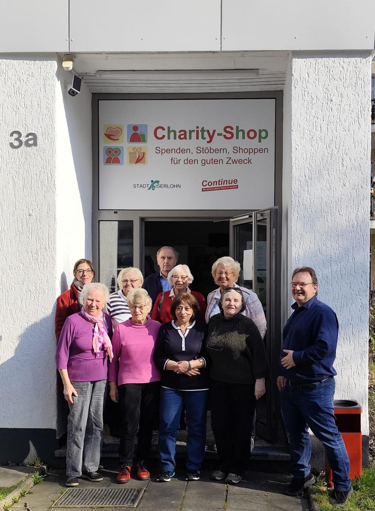 Das ehrenamtliche Team des Charity-Shops heißt alle Iserlohnerinnen und Iserlohner in der Aloys-Rüberg-Straße 3a willkommen.