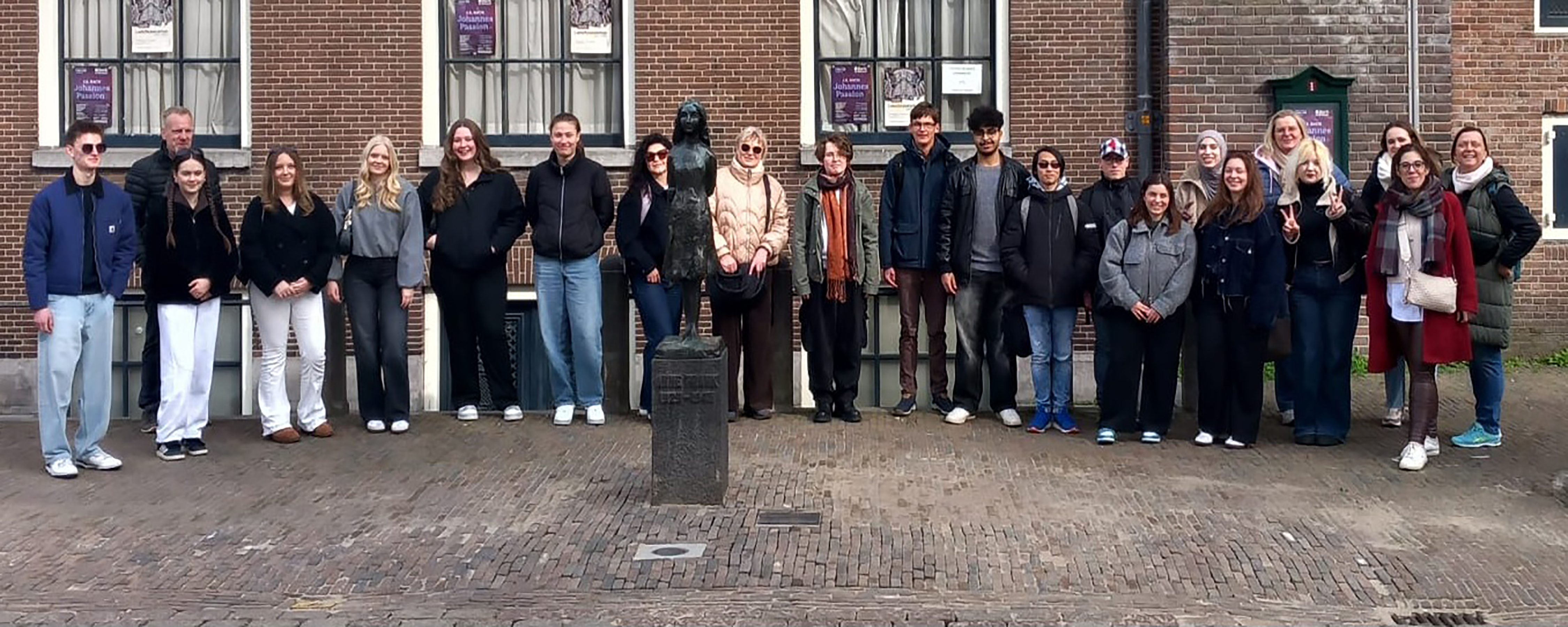 Bei einer Tagesfahrt nach Amsterdam haben die Bundesfreiwilligen der Städte Iserlohn, Hemer, Menden und Neuenrade das Anne-Frank-Haus besucht.