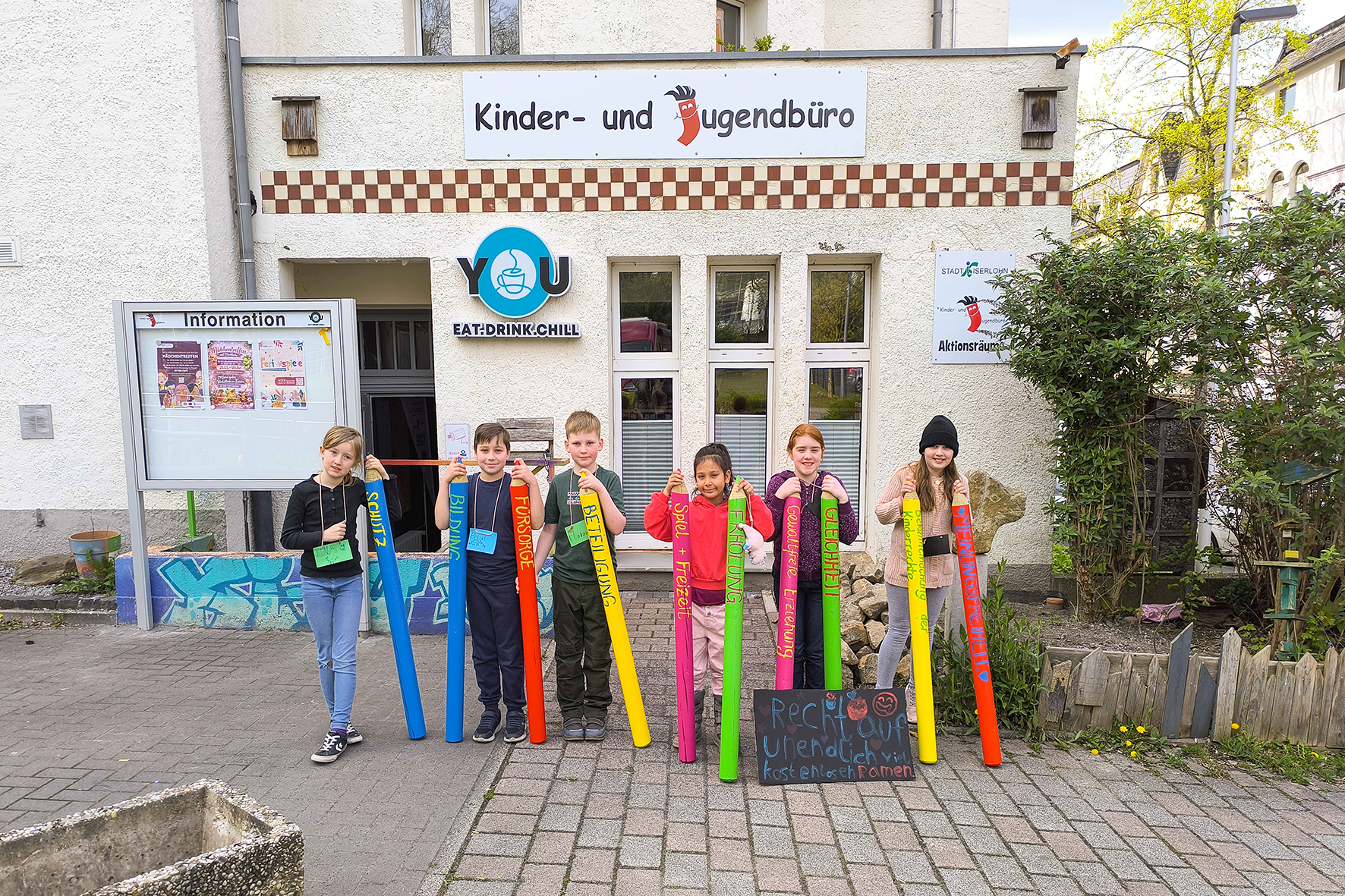 Auf überdimensionalen Buntstiften haben die teilnehmenden Kinder sichtbar gemacht, welche Kinderrechte ihnen am wichtigsten sind. 