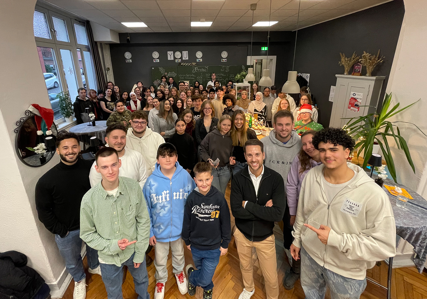 Bei den Wochenendveranstaltungen waren im Jugendkulturcafe YOU bereits bekannte Persönlichkeiten wie Moderator und Influencer Mirko Drotschmann (mitte) alias "MrWissen2Go" zu Gast.