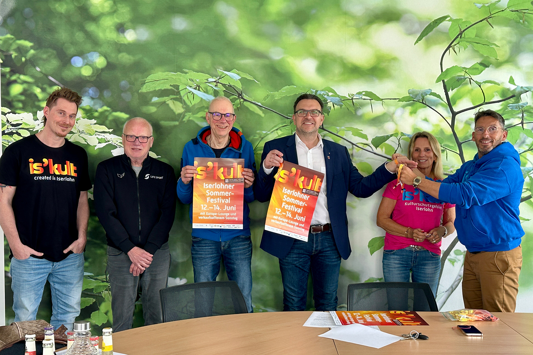Matthias Quaschnik (1.v.r.) präsentiert mit Bürgermeister Michael Joithe (3.v.r.) und Beate Evers (2.v.r.) das Armband zum Festival-Ticket. 