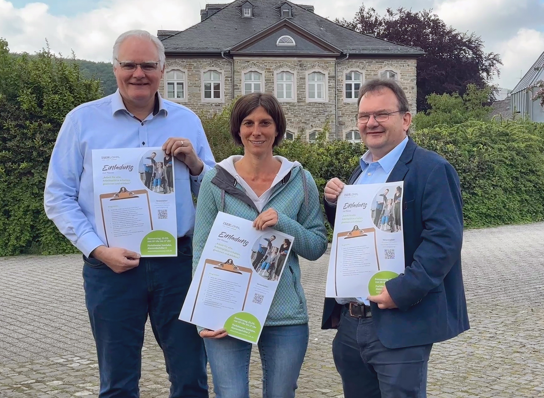 v.l.n.r.: Christian Münch (SIHK zu Hagen), Anne Reichert (Iserlohner Werkstätten gGmbH) und Hinrich Riemann (Stadt Iserlohn) präsentieren das Plakat zur Inklusionsmesse am 21. Mai im Iserlohner Parktheater.