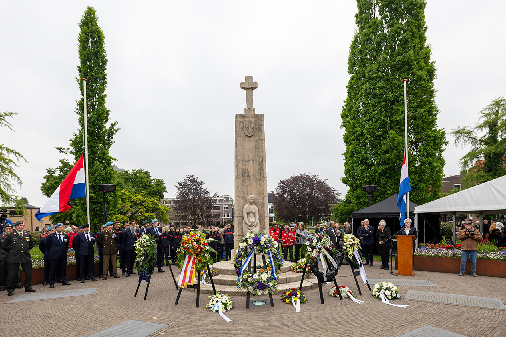 Kranzniederlegung am Mahnmal in Almelo	