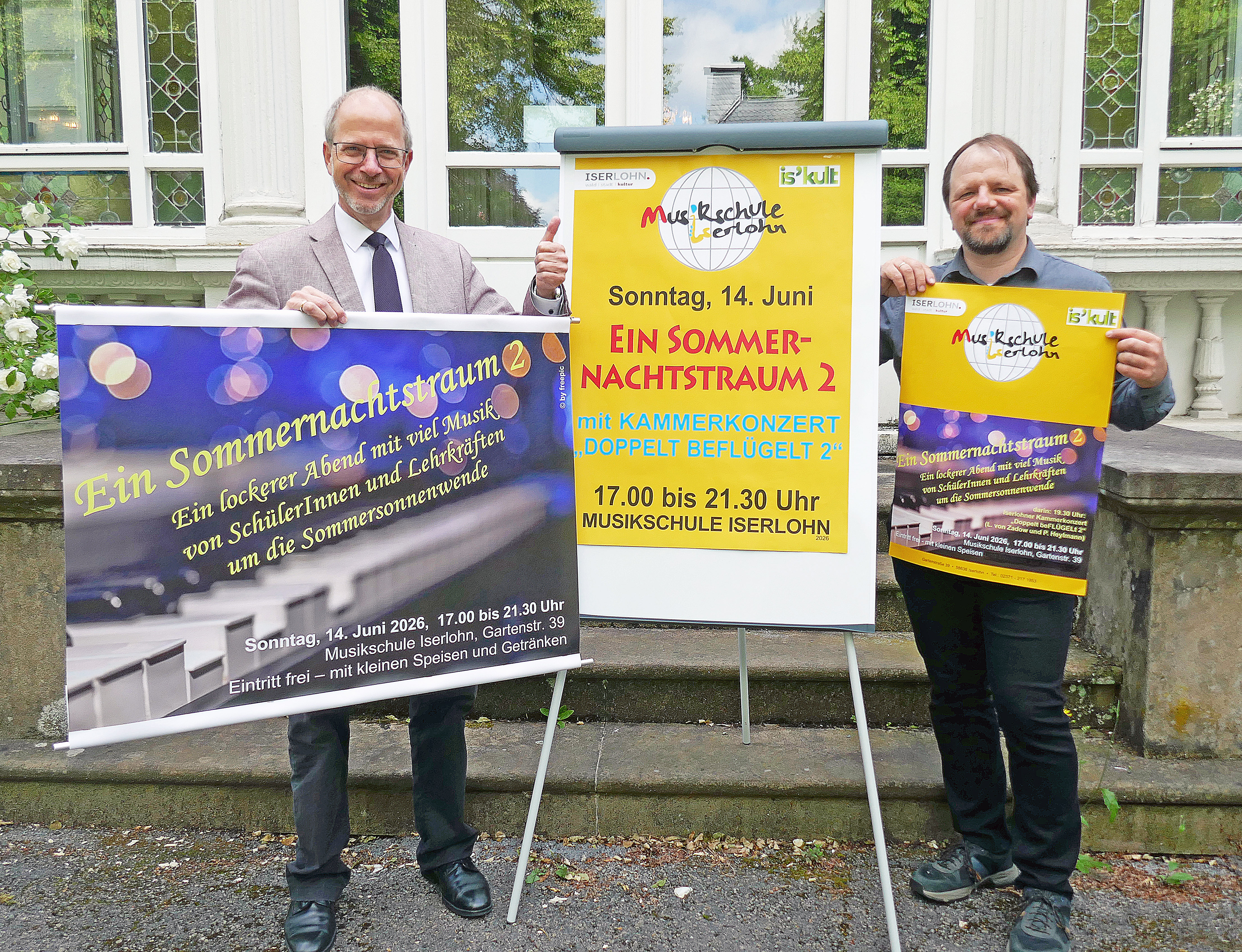 (v. l. n. r.:) Musikschulleiter Paul Breidenstein und Adrian Ebmeyer, stellvertretender Schulleiter, stellen die Veranstaltung „Sommernachtstraum 2“ vor.