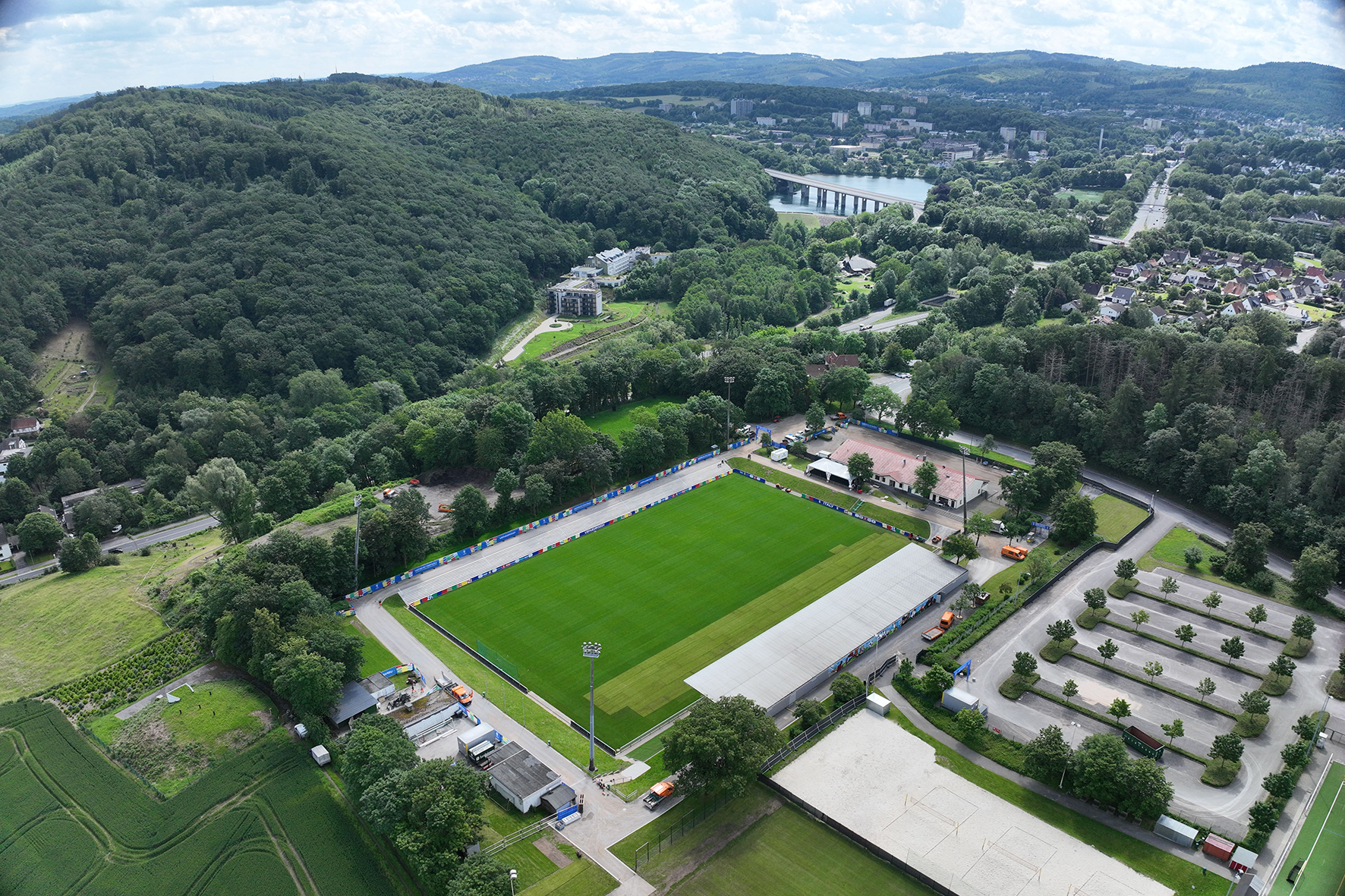 Mit dem Royal Antwerpen FC und Hannover 96 kommen im Sommer 2026 gleich zwei Fußball-Traditionsvereine zur Vorbereitung nach Iserlohn ins Hemberg-Stadion.
