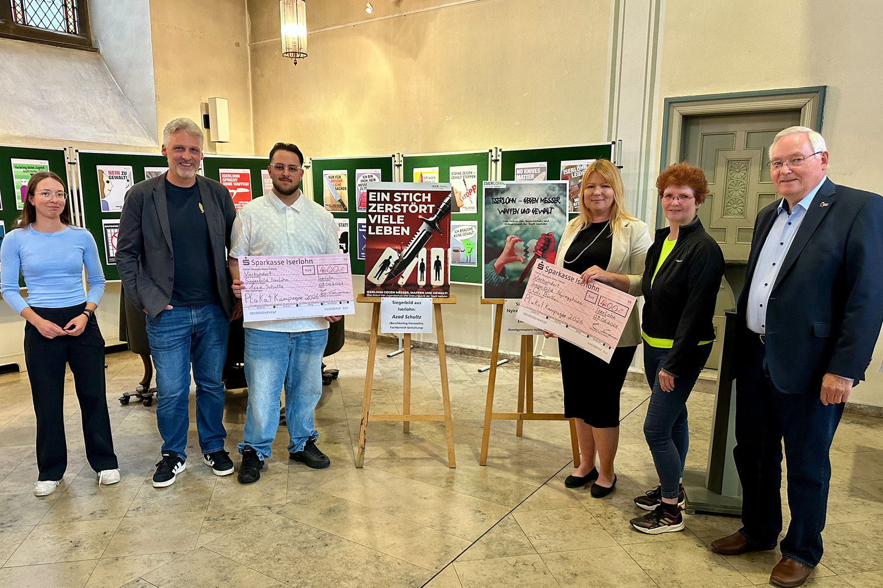 (v.l.n.r.) Alina Mayer, Jörg Simon vom erzieherischen Jugendschutz, Preisträger Azad Schultz, Daniela Bischof-Kreutzer und Kerstin Bathe für das Partnerschaftskomitee Nyíregyháza sowie Heinz Balkenhoff, stellvertretender Bürgermeister der Stadt Iserlohn.