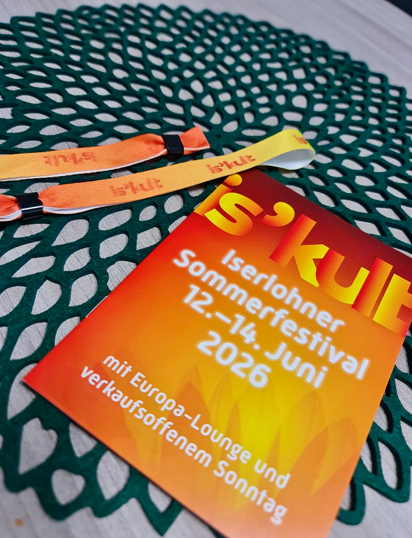 Das Festivalarmband ist Teil des Festival-Tickets - für den Besuch einzelner Premium-Veranstaltungen gibt es an den Tages- und Abendkassen auch Einzeltickets.