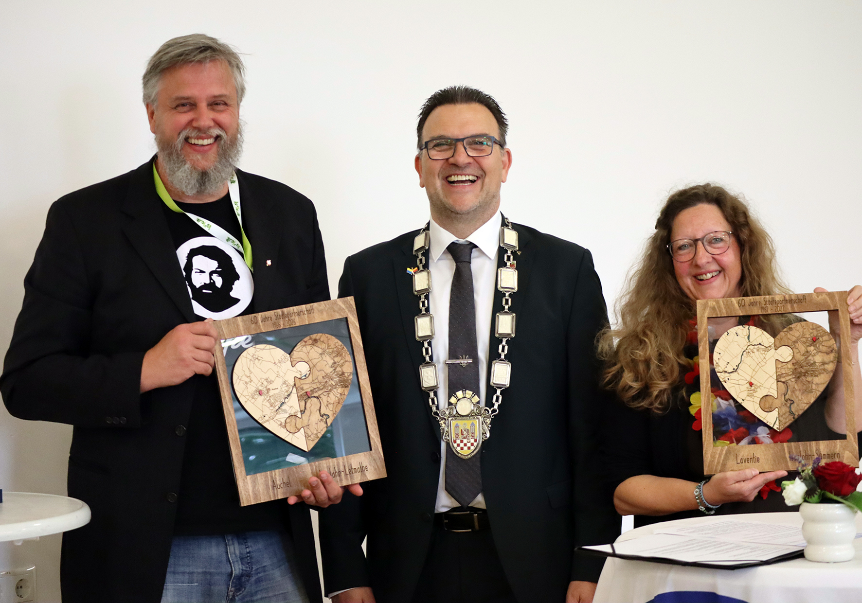 (v.l.n.r.) Lars Ploeger (Vertreter der Stadt Auchel), Bürgermeister Michael Joithe, Sandra Perel-Meyer (Mitglied im Laventie-Komitee).