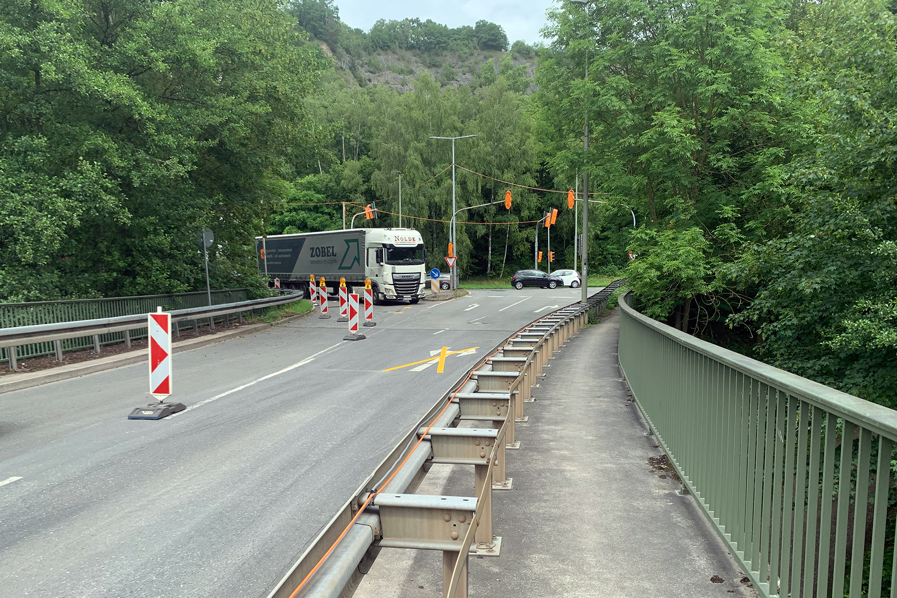 Bis zum Ende der Sanierungsarbeiten ist die Diepke-Brücke einspurig befahrbar - der Verkehr in beide Richtungen wird mit einer mobilen Ampelanlage geregelt. 