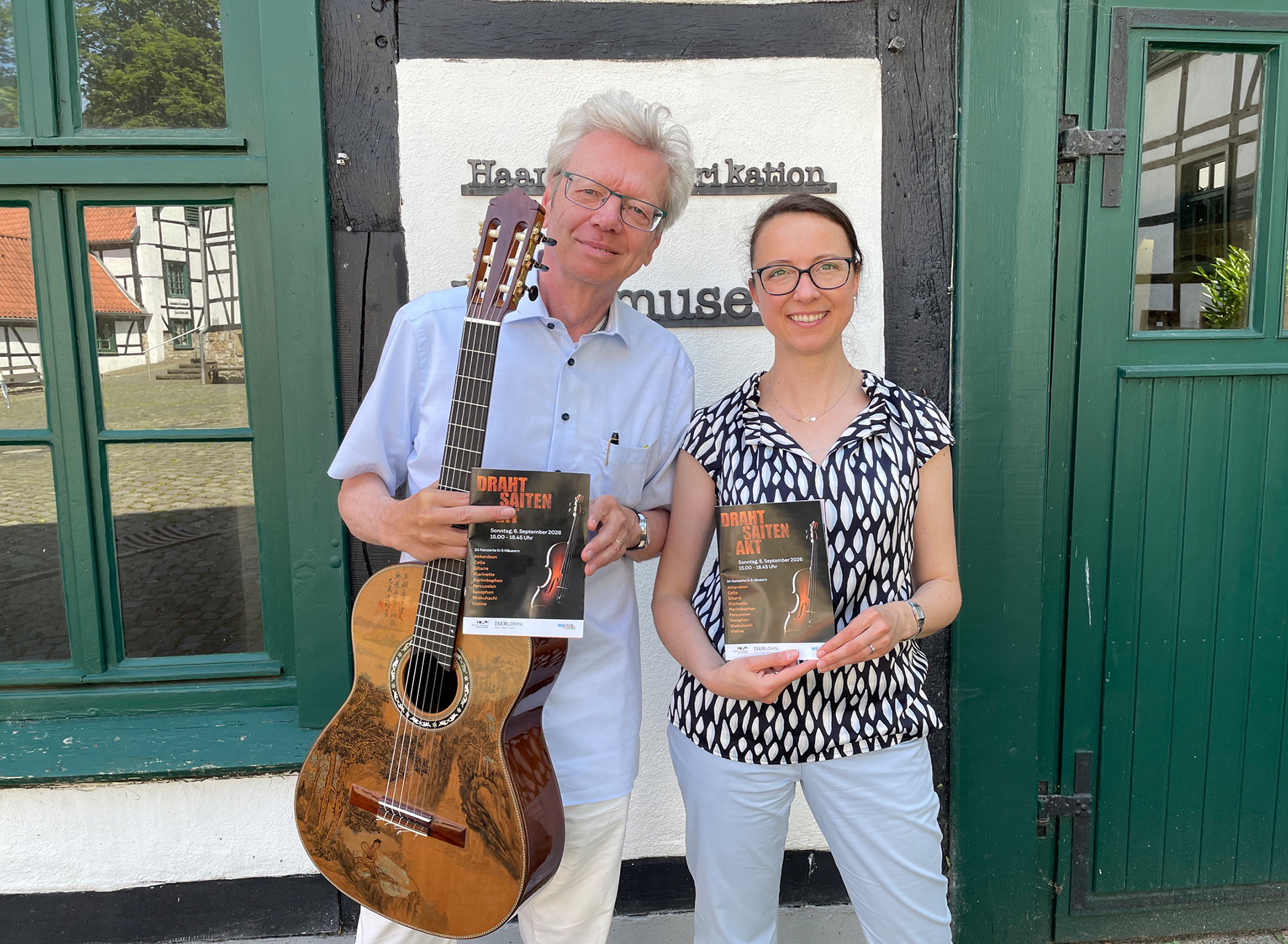 Gitarrist Thomas Kirchhoff und Museumsleiterin Dr. Sandra Hertel bei der Vorstellung des Barendorfer Musikfestes „DrahtSaitenAkt“ 2026.