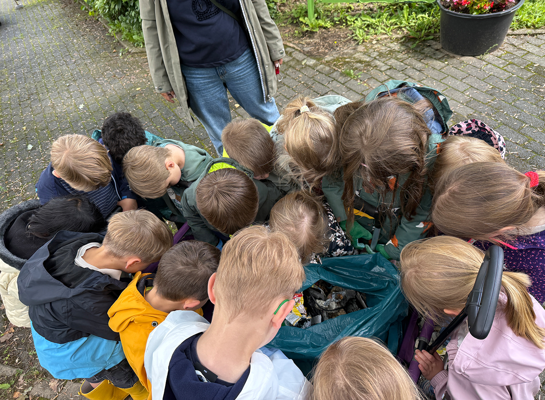 Die Kinder des Familienzentrums "Die Wilde 13" staunten nicht schlecht beim Blick in die gefüllten Müllsäcke. 