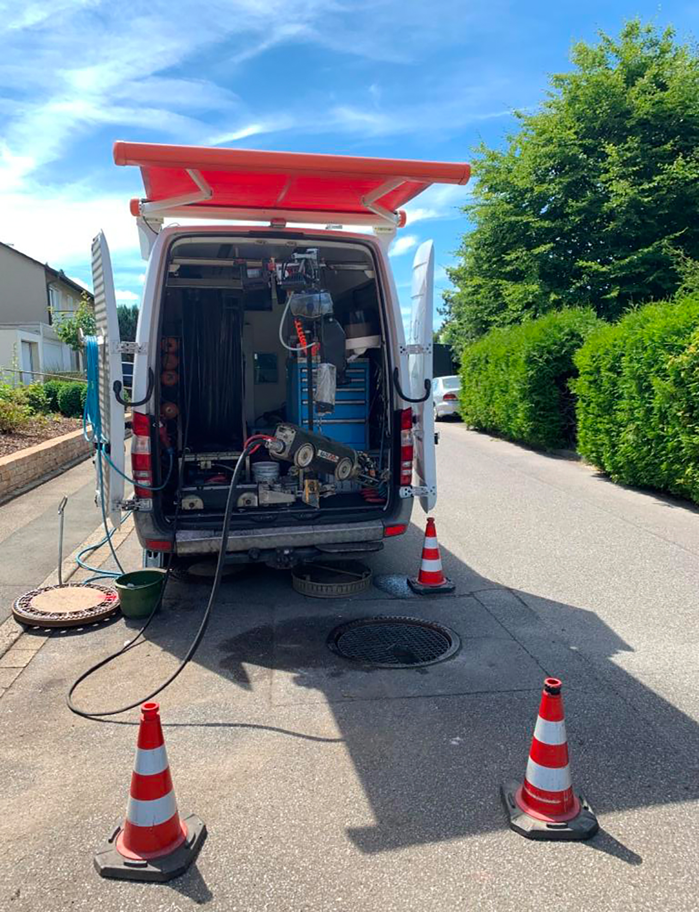In den Abwasserrohren werden rund 100 Schadstellen von innen mit einem Robotersystem saniert. 