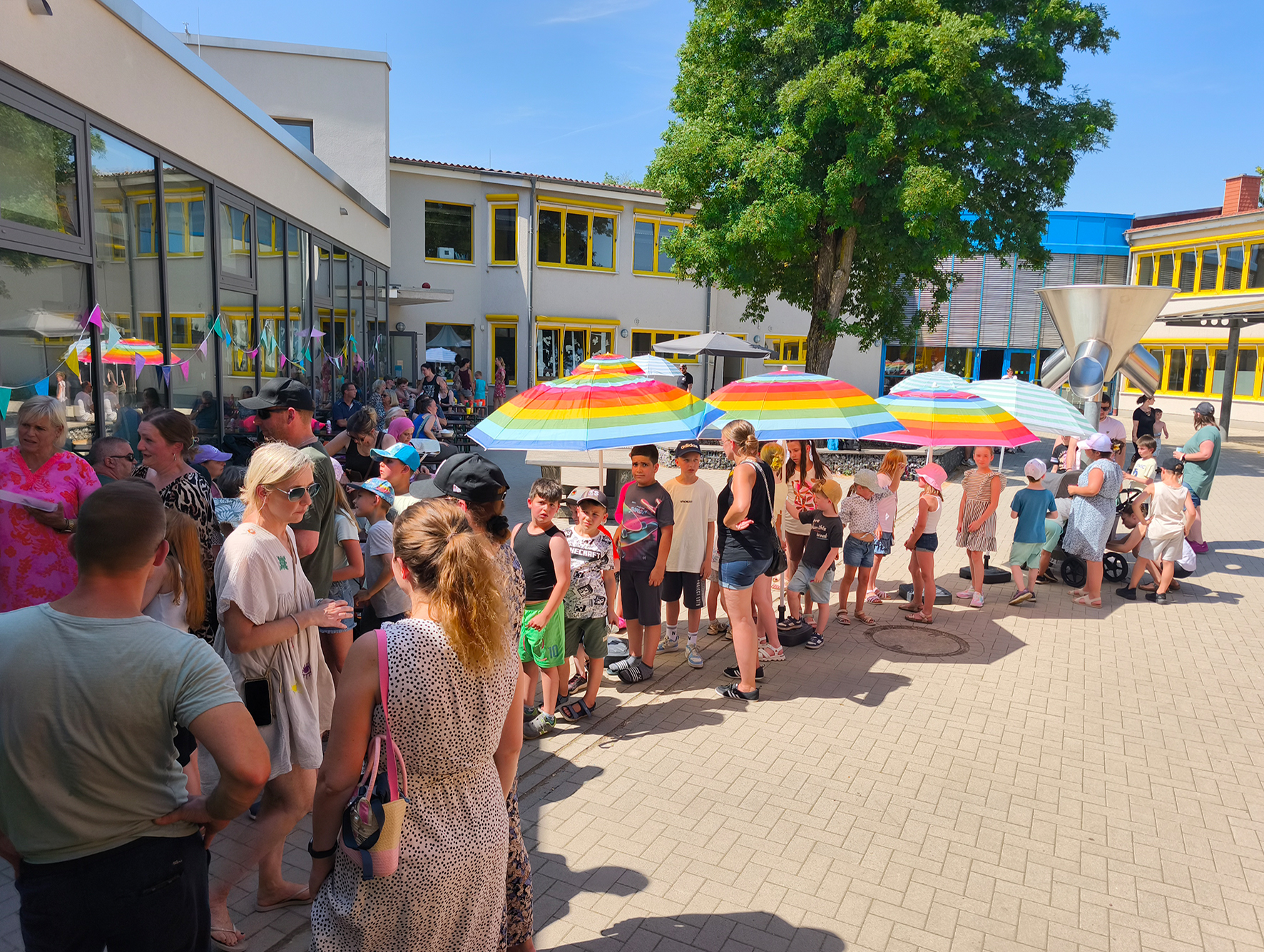 Zum 20-jährigen Jubiläumsfest der OGS „Auf der Emst“ waren viele Angehörige, Eltern und Kinder gekommen.
