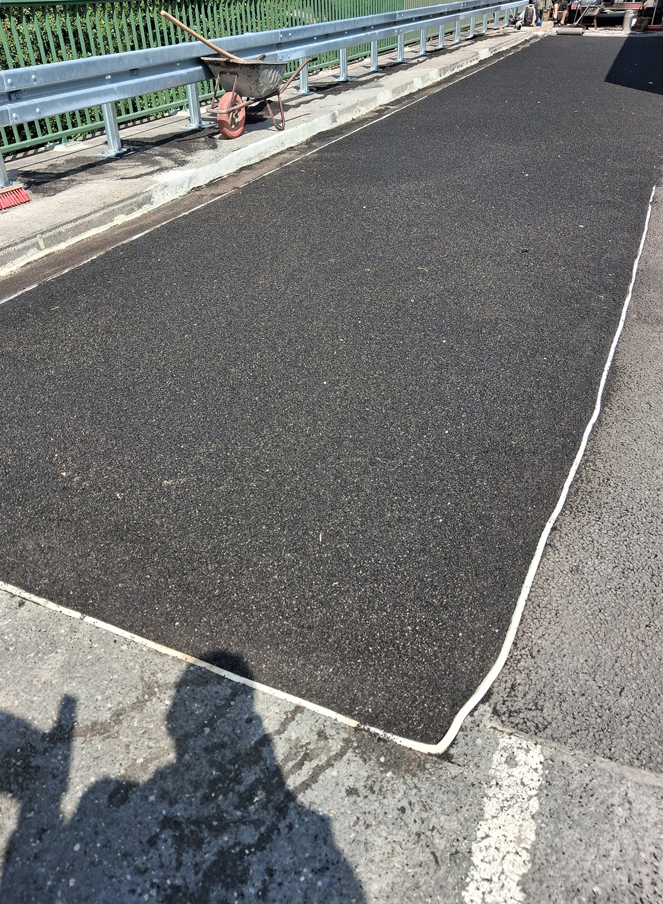 Am 5. August wurde der letzte Gussasphalt auf der beschädigten Fahrbahn eingebracht. 