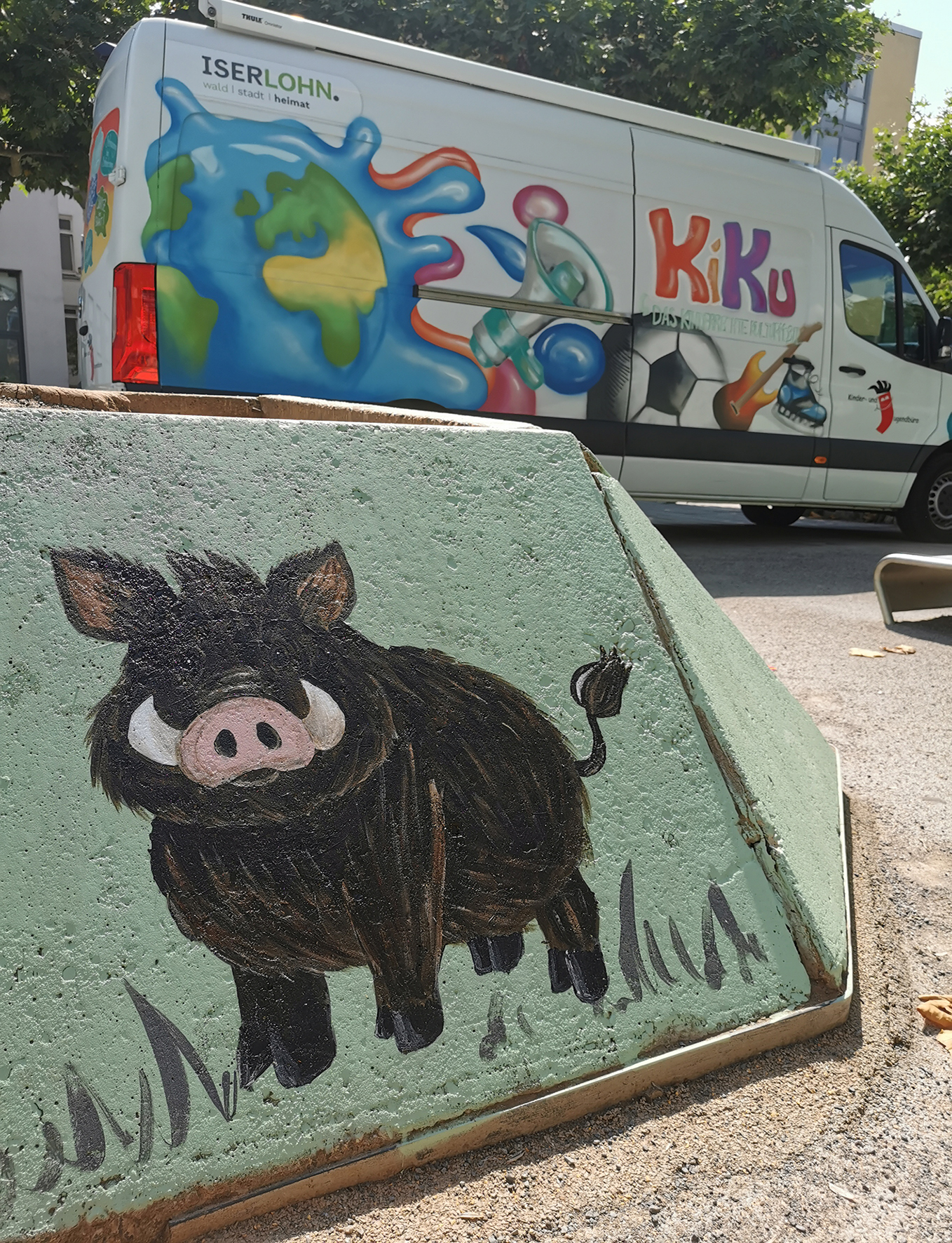 Unter dem Motto "Wald-Stadt-Klecks-Klima" haben Kinder den Iserlohner Markplatz zusammen mit Künstlerin Lorina May verschönert.