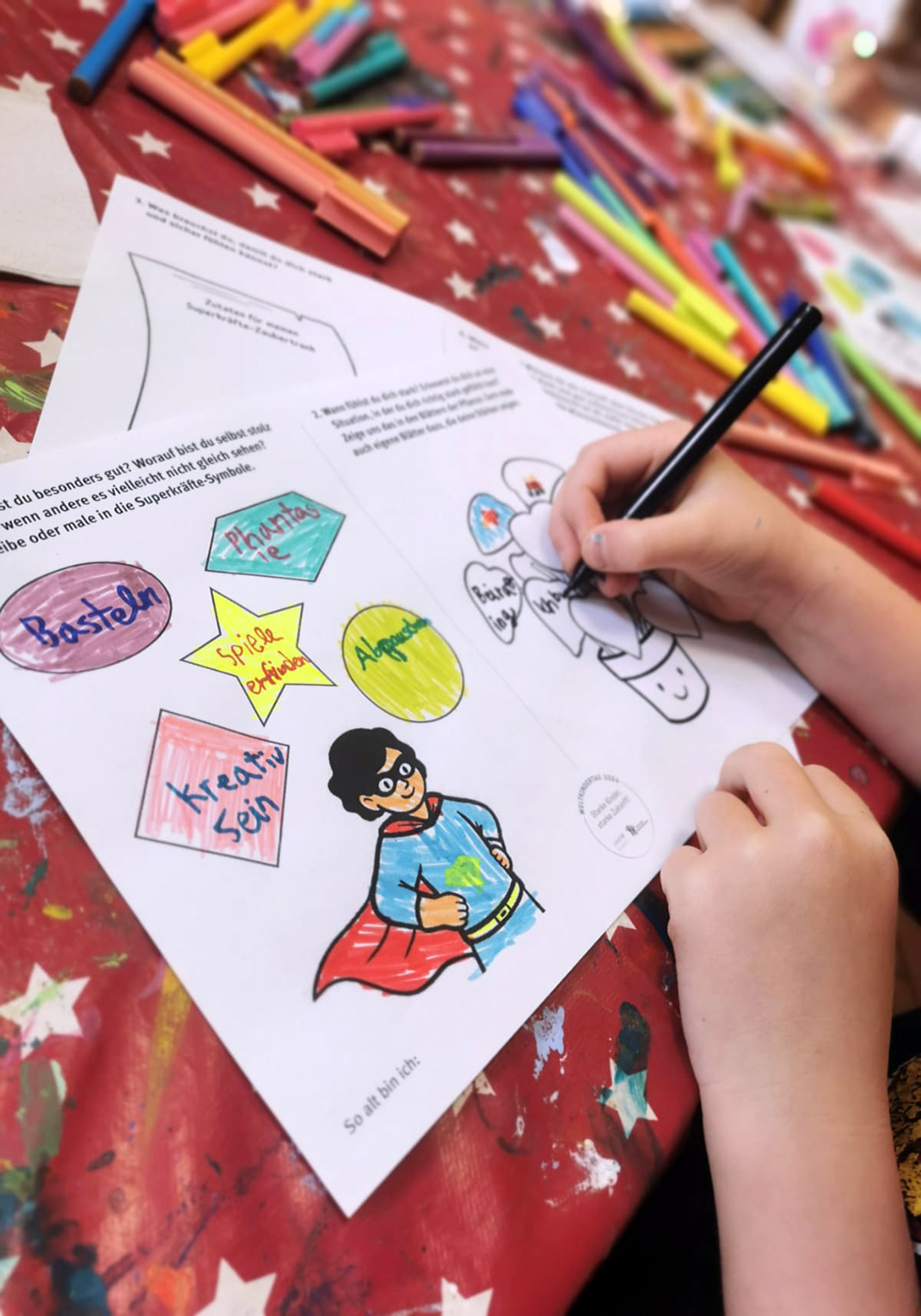 Bis zum 30. August sammelt das Kinder- und Jugendbüro (Brüderstraße 20) die ausgefüllten Fragebögen und Arbeitsblätter ein.