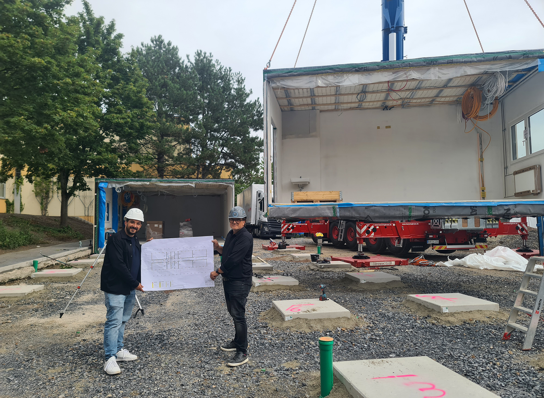 Am Märkischen Gymnasium Iserlohn freuten sich Sotirios Katsoukis vom Kommunalen Immobilien Management (links) und ein Vertreter der beauftragen Firma (rechts) über die gelungene Anlieferung. 