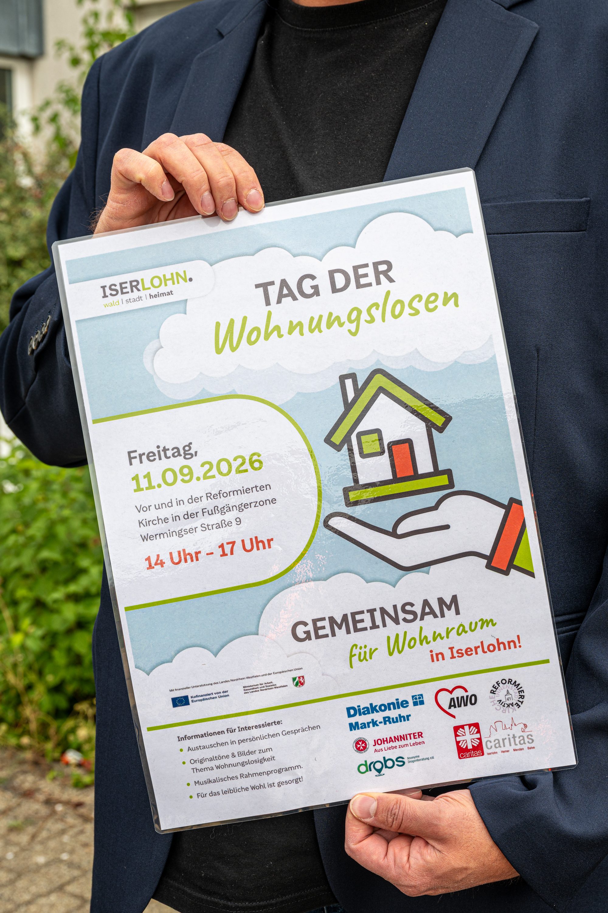 Durch die Ausgabe von „Care-Taschen“ werden wohnungslose Personen direkt vor Ort unterstützt. Enthalten sind Eintöpfe, Kaffee-Sticks und Süßes gegen den Hunger, daneben ein Lebensmittelgutschein und Infomaterial für weitergehende Hilfen. 