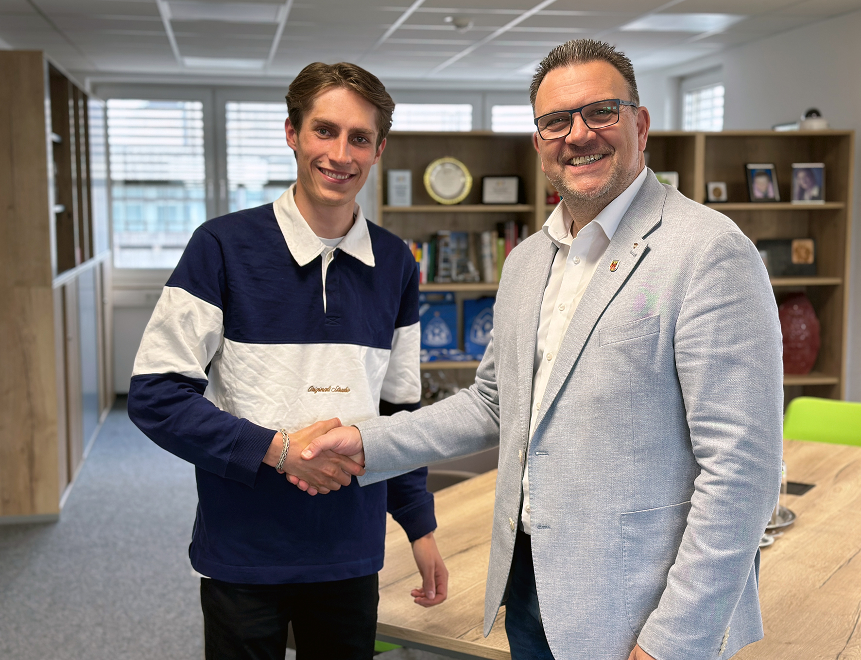 Als Belohnung für seine Bestleistungen erhält Henrik Protzel den Dank des Bürgermeisters und einen Tag Dienstbefreiung. 
