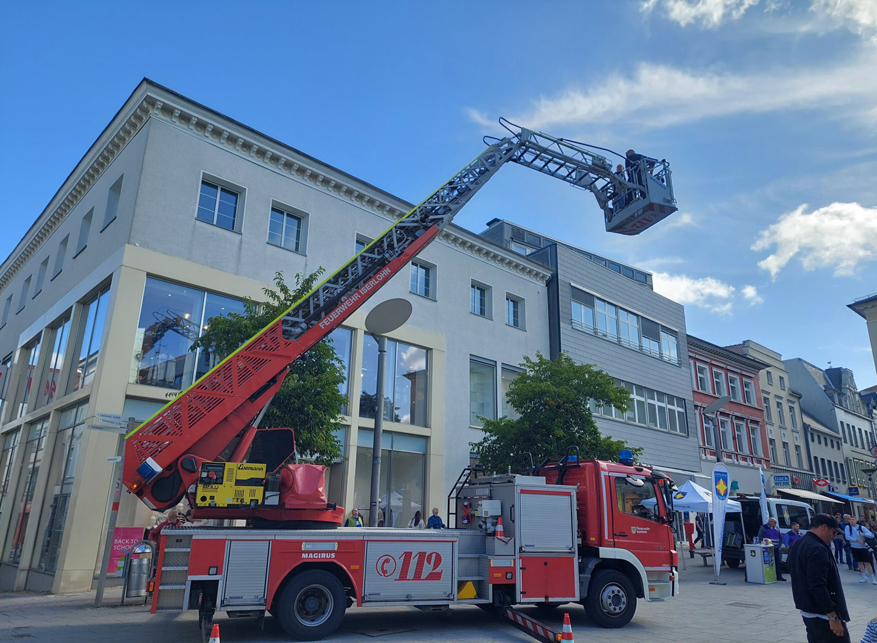 Echte Einsatzfahrzeuge sind - wie hier auf dem Alten Rathausplatz - in der gesamten Iserlohner Innenstadt ausgestellt.  