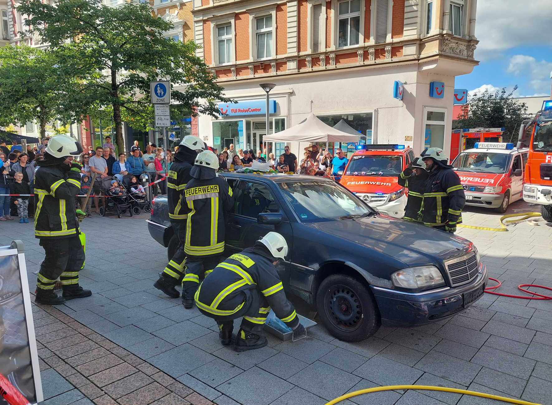 Auf der Blaulichtmeile werden auch Notsituationen nachgestellt und geplante Rettungsaktionen durchgeführt. 