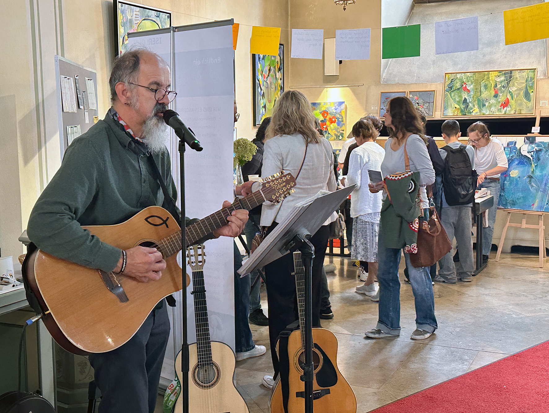 Mit eigenen Texten sorgte „Liedermacher Lukas“ für eine intime musikalische Untermalung in der Reformierten Kirche. 