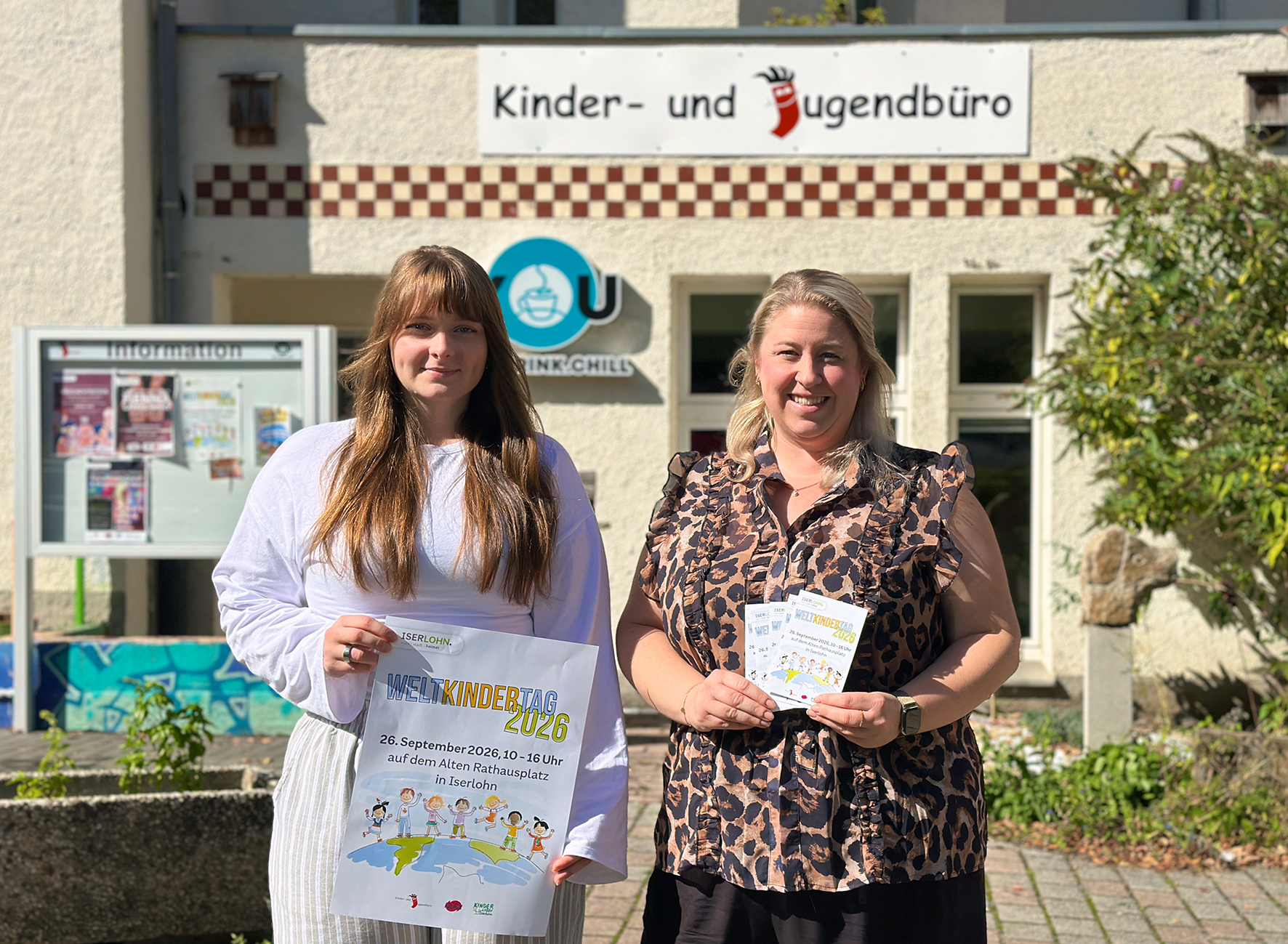 Gemeinsam freuen sich Organisatorin Kirstine Adebahr (rechts) und Praktikantin Vanessa Weicht (links) vom Kinder- und Jugendbüro auf die bevorstehende Aktion zum Weltkindertag 2026 in Iserlohn.