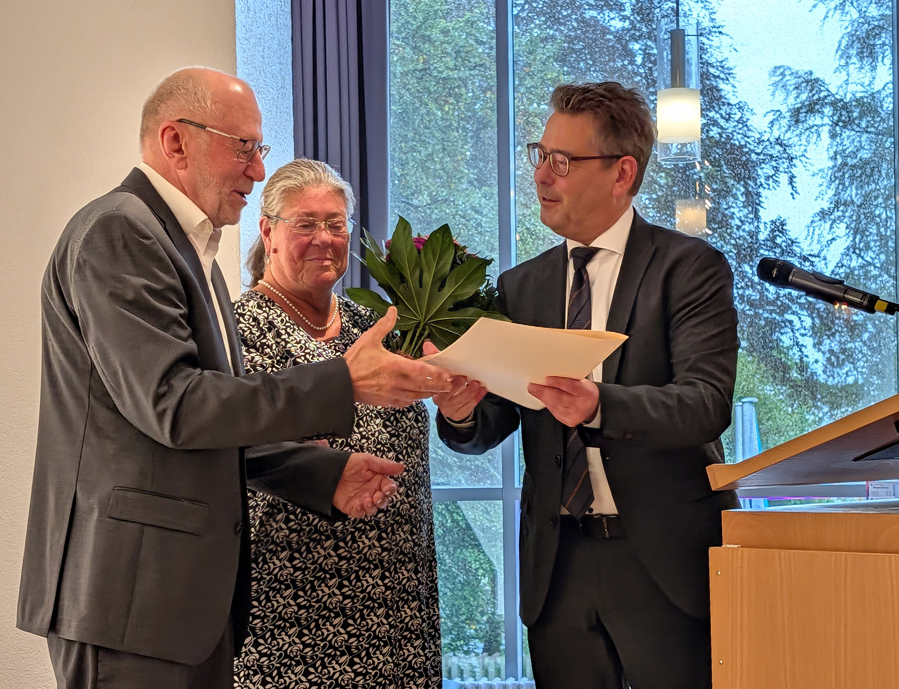 Preisträger Karl-Heinz Hessling (links) mit der Vorsitzenden des Beirates Mechthild Starke-Kersting (mitte) und dem stellvertretenden Bürgermeister Karsten Meininghaus (rechts).