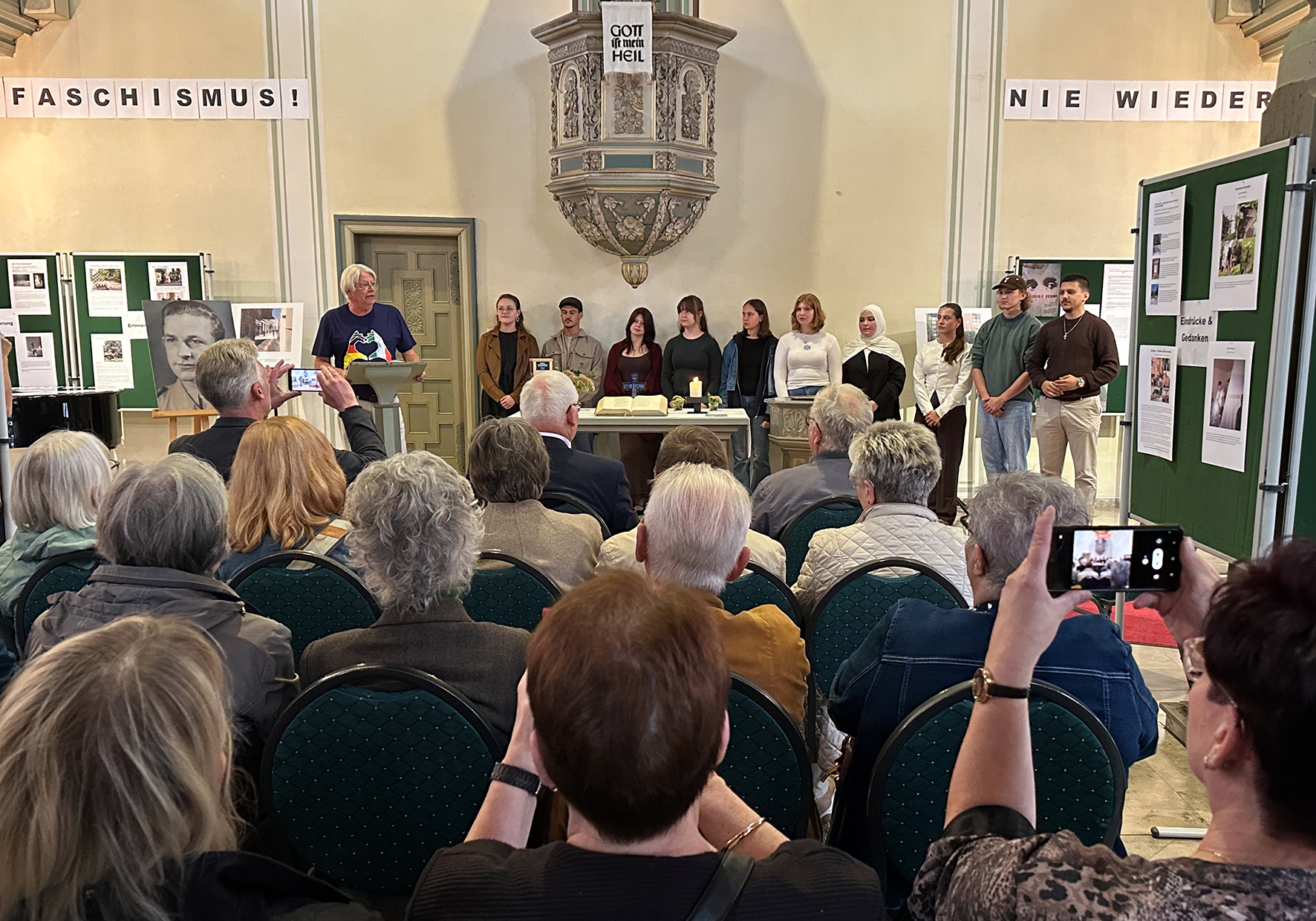 Bernd Schlünder (1.v.l.), Neffe des Iserlohner Wehrmachtsoldaten, der in Italien Widerstand gegen das NS-Regime leistete, erinnerte in seiner Ansprache in der Reformierten Kirche an die historisch gewachsene Freundschaft zwischen der Waldstadt und Albinea in Italien. 