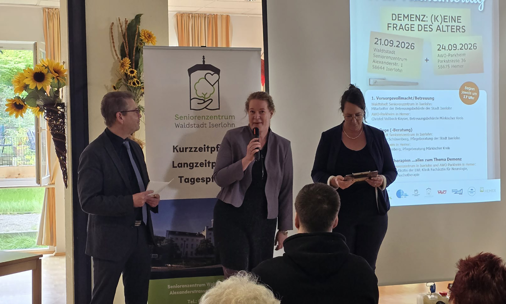 Neben dem stellvertretenden Bürgermeister der Stadt Iserlohn, Karsten Meininghaus (links), begrüßten Einrichtungsleiterin Tina Röse (mitte) und Pflegecoachin Jennifer Kühnert (rechts) die Gäste zur Veranstaltung.