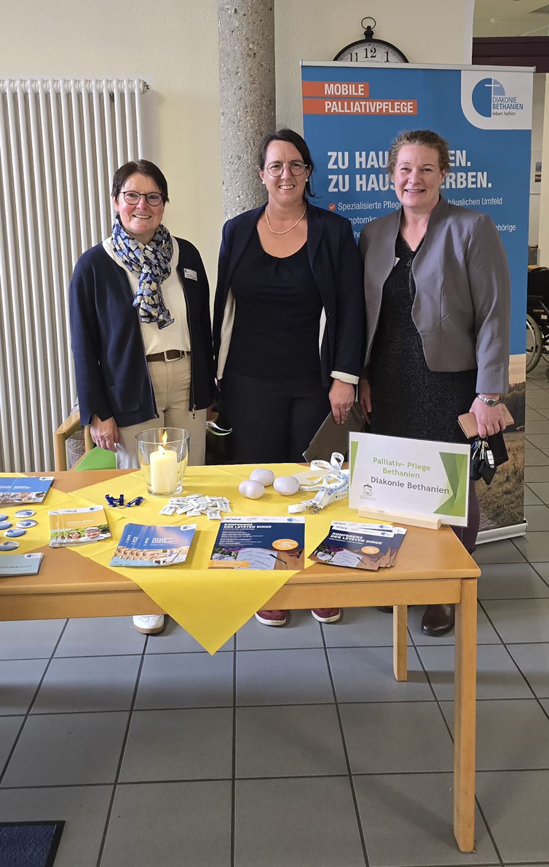 Im Foyer des SWI präsentierte sich u. a. die Mobile Palliativpflege der Diakonie Bethanien gGmbH mit einem Infostand.