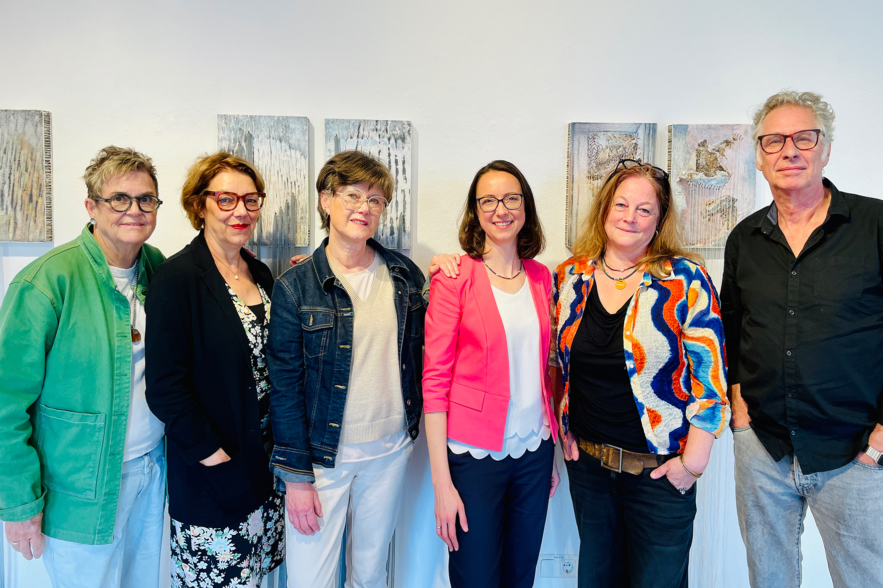 Museumsleiterin Dr. Sandra Hertel (4.v.l.) stellte gemeinsam mit dem Künstlerkollektiv „trans_form_art“ (v.l.n.r.) Claudia Karweick, Barbara Müller, Petra Eick, Brigitte Felician Siebrecht und Mathias Schubert, die neue Sonderausstellung im Stadtmuseum Iserlohn vor.