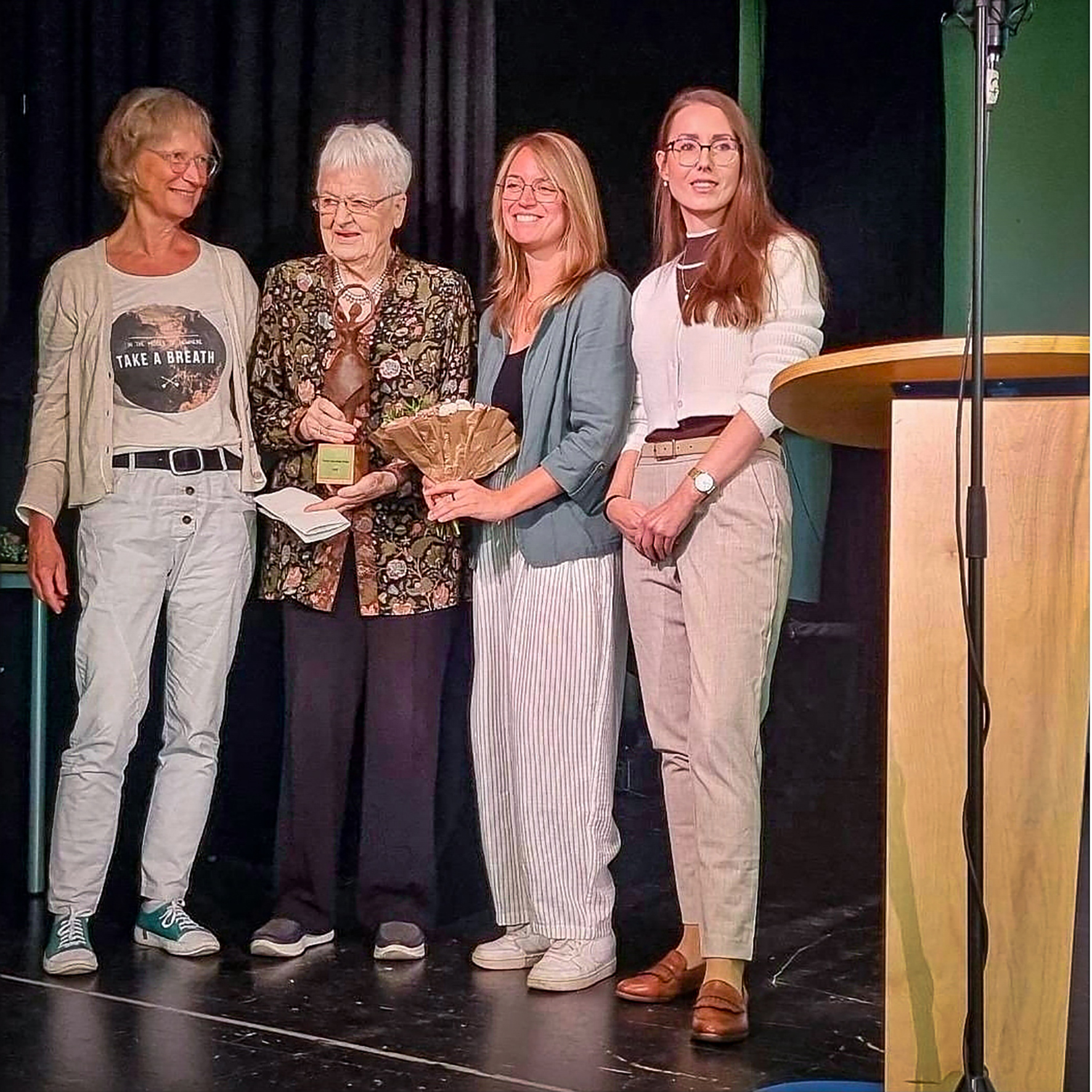 V.l.n.r.: Anna Müller, Vorstandsmitglied Frauen-AG; Helene Jochheim, Preisträgerin; Kim Röttler, Vorstandsmitglied Frauen-AG; Patricia da Cruz Santos, Gleichstellungsbeauftragte der Stadt Iserlohn.