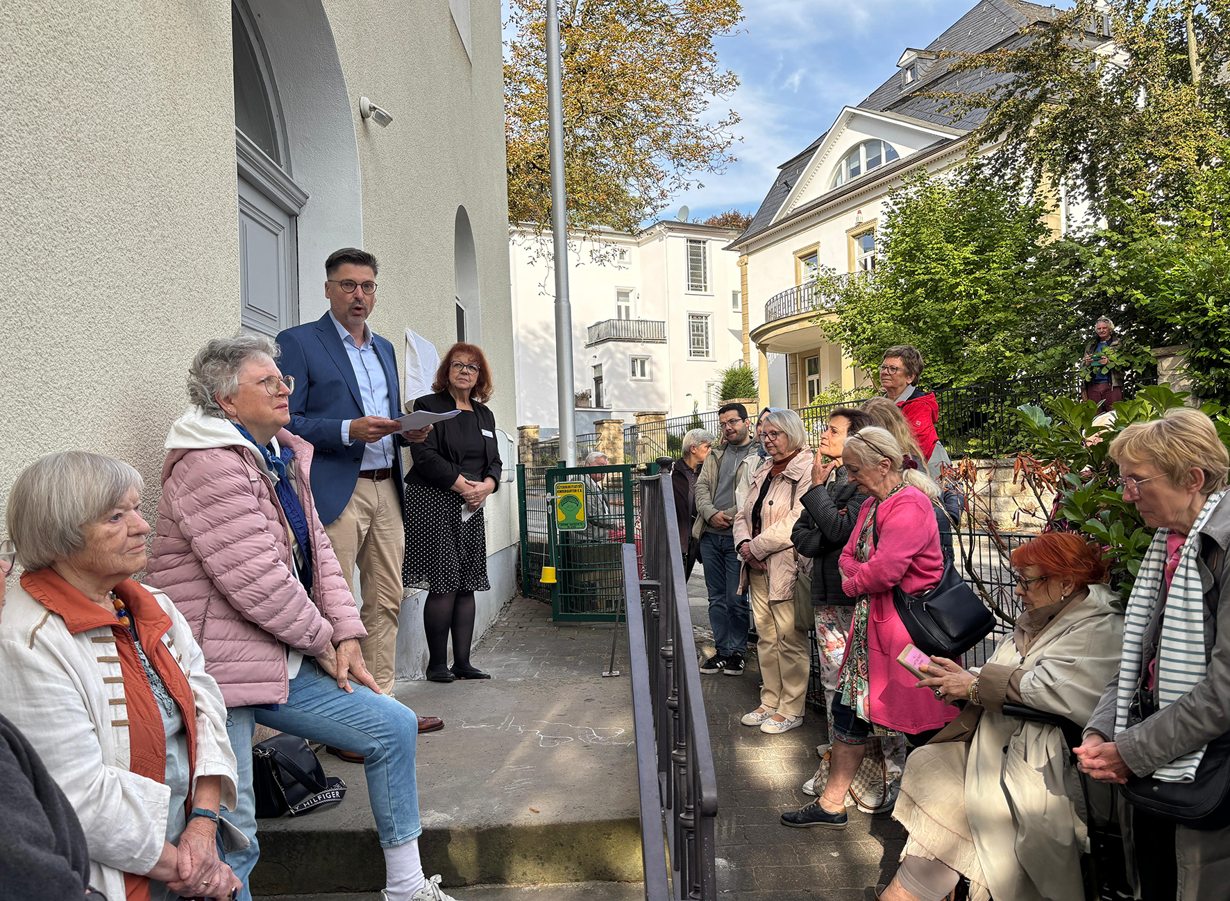 Stadtarchivar Rico Quaschny (3.v.l.) begrüßte die Gäste in der Gartenstraße und freute sich mit Inge Blask, Mitglied des Landtags (MdL) und Vorstandsmitglied im FrauenRat NRW e. V. (4.v.l.), über den großen Zuspruch.