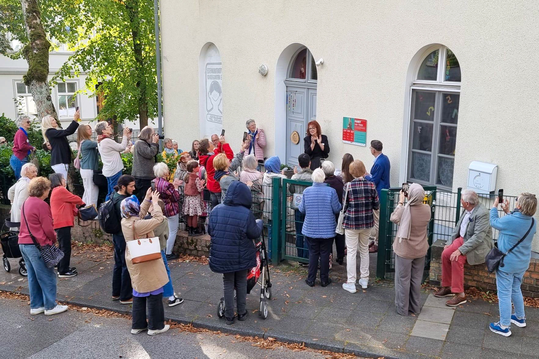 Etwa 50 Menschen waren zur Eröffnung des „FrauenOrtes NRW“ in die Gartenstraße gekommen.