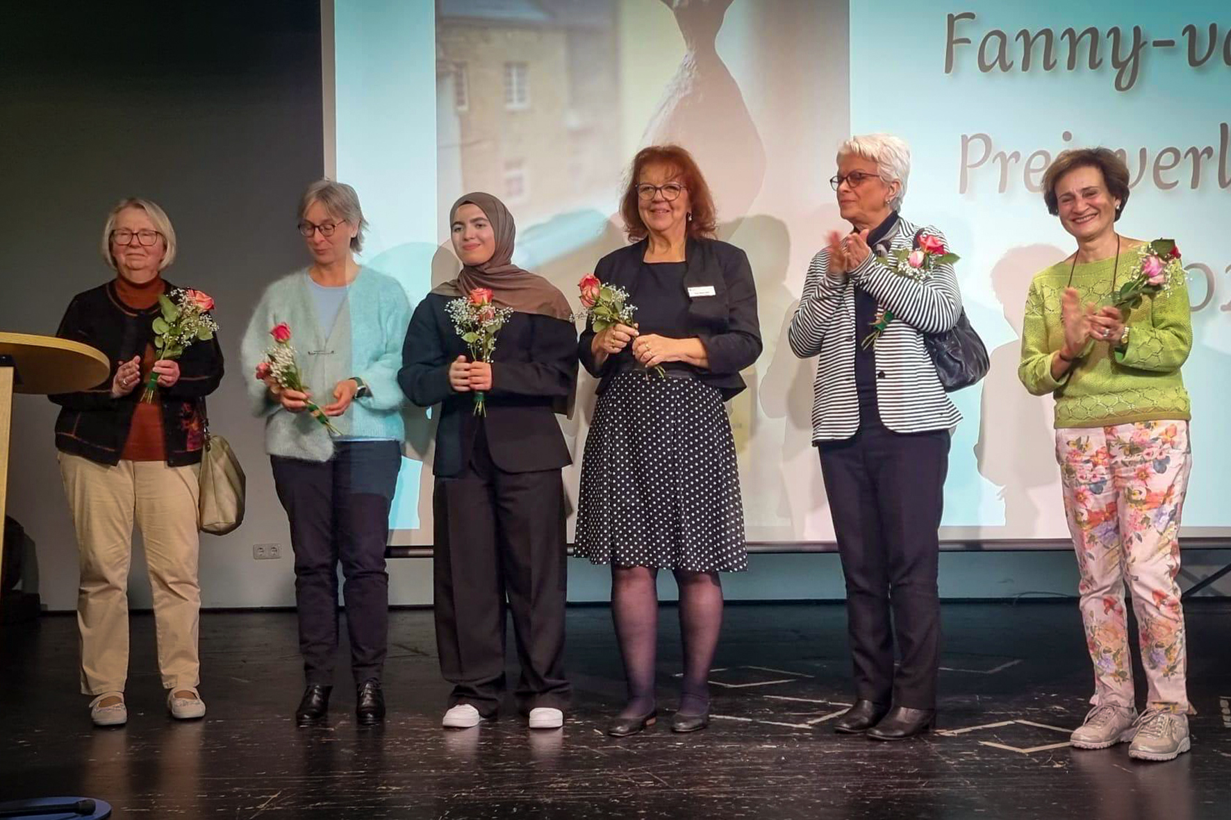 V.l.n.r: Marlis Gorki, Stadtführerin; Dr. Pauline Puppel, Historikerin; Elif Tanriöver, Musikerin; Inge Blask, Vorstandsmitglied FrauenRat NRW e. V., MdL; Azar Soltani und Shahla Katebini, Laudatorinnen.