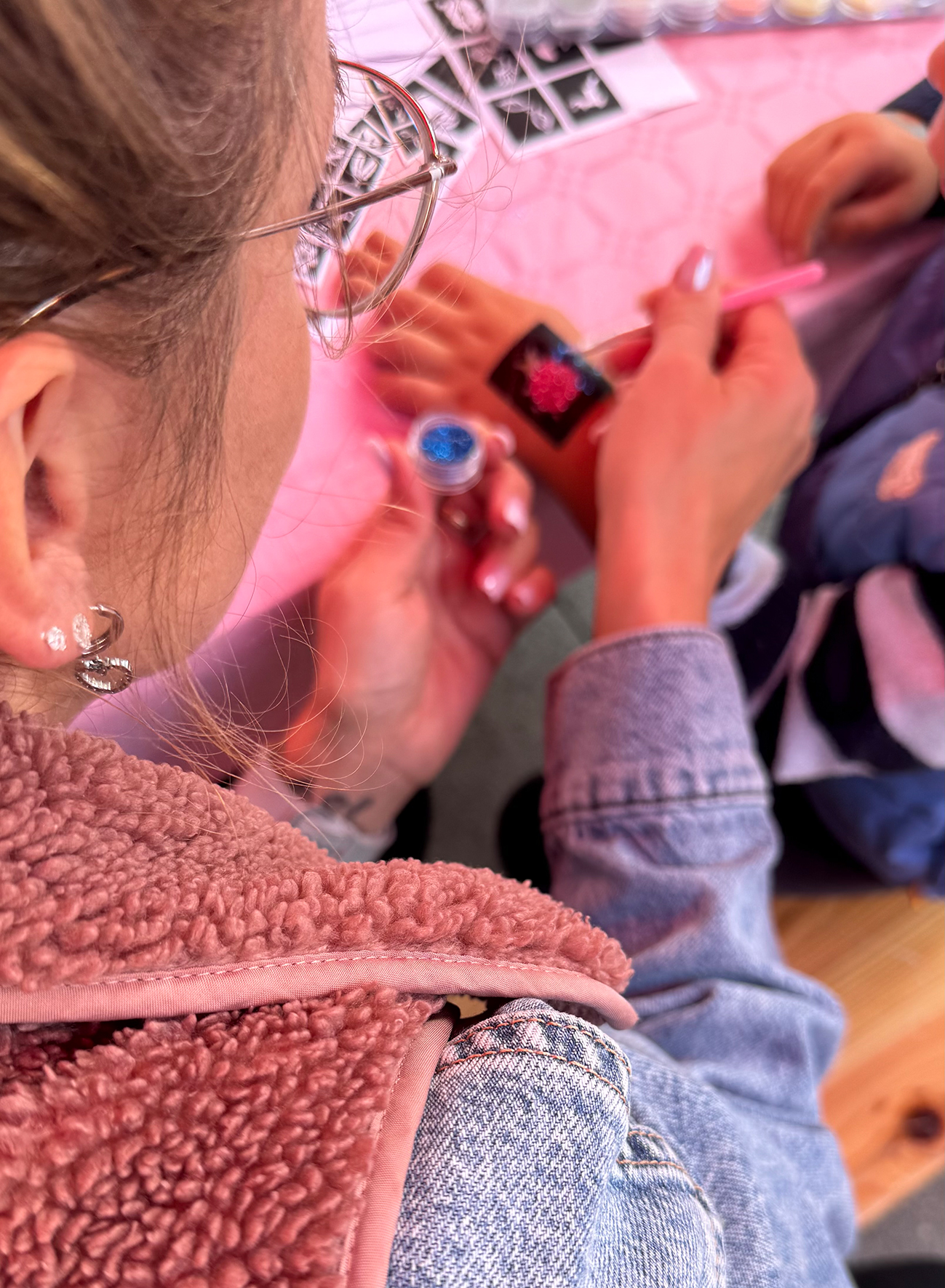 Glitzer-Tattoos waren bei den Kindern besonders beliebt. 